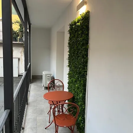 Juliet's Neighbours- Luxury Apartment