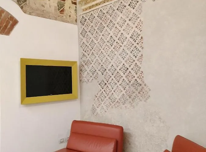 Juliet's Neighbours- Luxury *